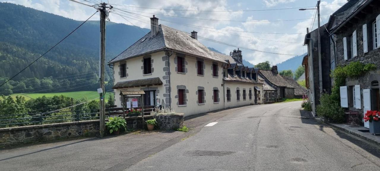 Au Coeur Du Volcantal * Laveissiere